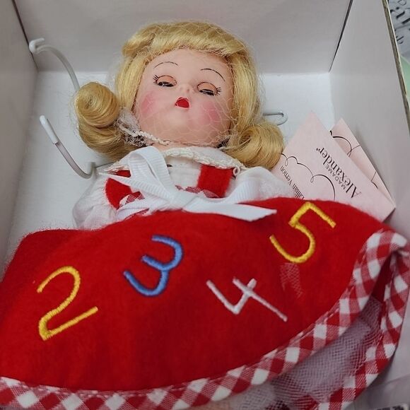 Madame Alexander Cassidy Lee's First Day 2005 Collectors doll - Picture 2 of 3